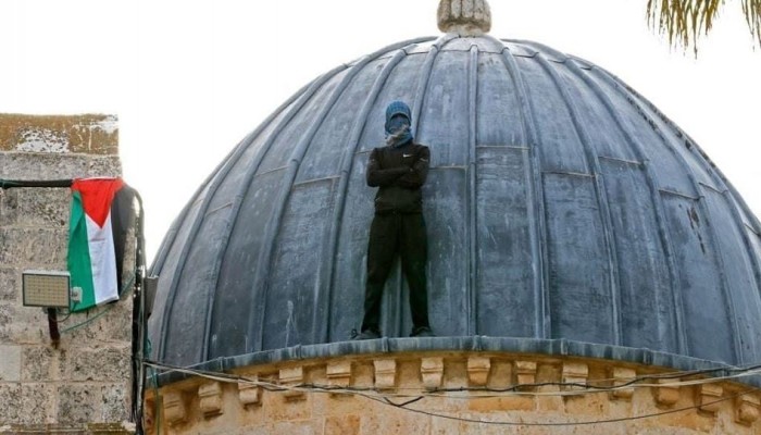 تكبيرات وسجدات في الساحات.. المرابطون يُفشلون اقتحام الأقصى