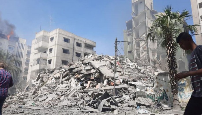 طائرات الاحتلال تدمر بناية سكنية بغزة تضم 26 شقة