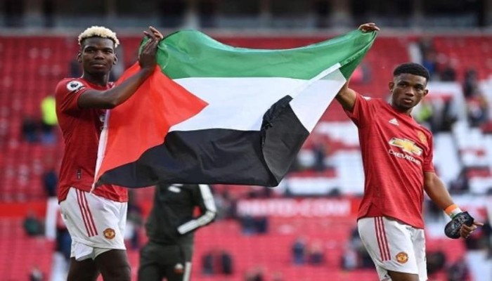 بوغبا وديالو يرفعان علم فلسطين في ملعب أولد ترافورد