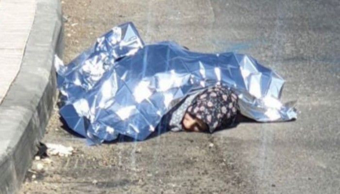 مستوطن يُعدم فلسطينية في الخليل ويلقي سلاحه بجانبها