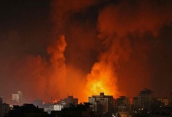 الاحتلال يدمّر مصنعين شرق مدينة غزة