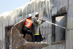 الاحتلال يستهدف الدفاع المدني خلال محاولته إطفاء حريق مصنع في غزة