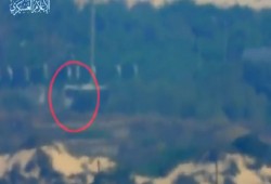 القسام يعرض فيديو استهداف حافلة جنود إسرائيليين قرب "زيكيم"