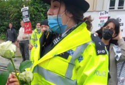 التحقيق مع شرطية ببريطانية هتفت لفلسطين