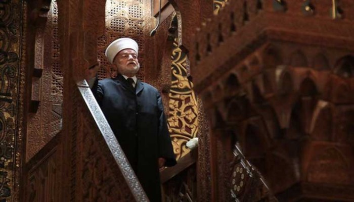 فلسطينيون يطردون مفتي القدس لتجاهله المقاومة وإشادته بعباس