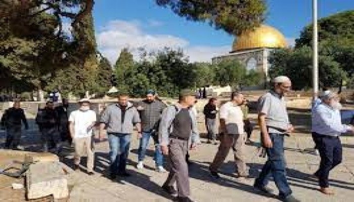 مستوطنين متطرفين يتقدمهم وزير صهيوني يقتحمون الأقصى