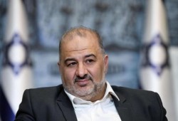 استنكار في مناطق 1948 لمشاركة منصور عباس بحكومة الاحتلال