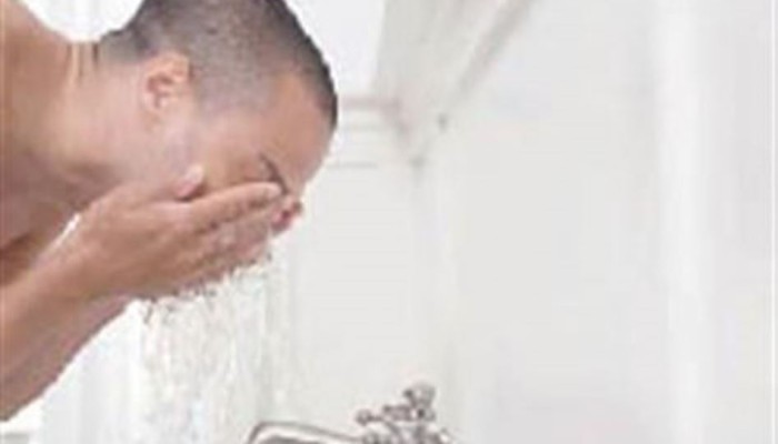 ما الأفضل الاستحمام ليلا أم صباحا؟