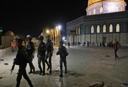 عشرات المستوطنين يقتحمون المسجد الأقصى