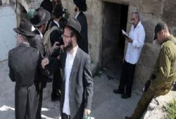 مستوطنون يؤدون طقوسا تلمودية على أبواب الأقصى