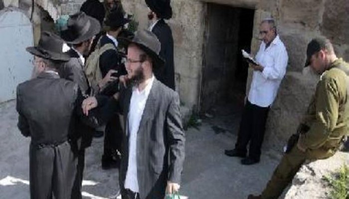مستوطنون يؤدون طقوسا تلمودية على أبواب الأقصى