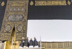 رفع ثوب الكعبة المشرفة استعدادًا لموسم الحج