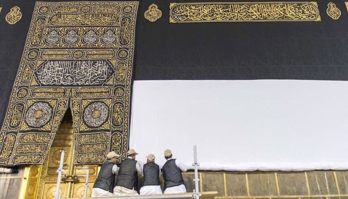رفع ثوب الكعبة المشرفة استعدادًا لموسم الحج