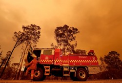 عشرات الحرائق بكندا وكاليفورنيا.. ودعوات لمواجهة أزمة المناخ