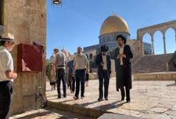 الحاخام "غليك" وعشرات المستوطنين يقتحمون باحات الأقصى