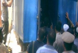 مذبحة عربة الترحيلات كادت تتكرر من جديد.. والضحايا هذه المرة معتقلات