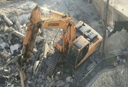 الاحتلال يهدم منشأة في النبي صموئيل بالقدس ويخطر بهدم أخرى
