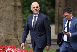 إصابة وزير صحة بريطانيا بكورونا رغم تلقيه جرعتين من اللقاح