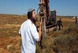 مستوطنون يواصلون تجريف أراضي الفلسطينيين بجبل العالم