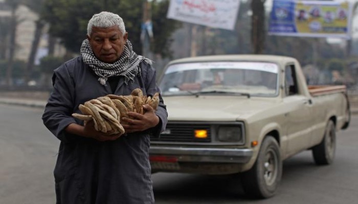 إعلام السيسي "يطبل" لقرار زيادة سعر رغيف العيش