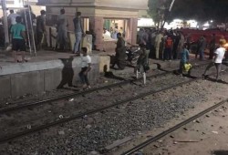 جموع غاضبة تحاول الفتك بأمين شرطة قتل شقيقين.. والداخلية ترد بالقنابل المسلة للدموع