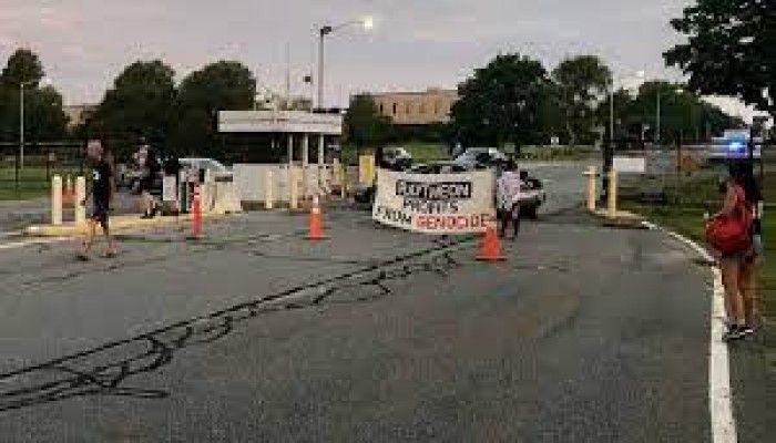 أمريكيون يغلقون مداخل شركة "رايثيون" المصنعة للقبة الحديدية