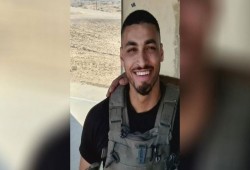 والد الجندي المصاب على حدود غزة لبينيت: أنت جبان وضعيف