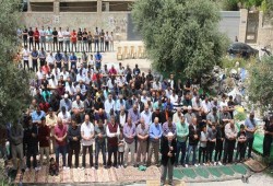 عشرات المقدسيين يؤدون الجمعة في خيمة الاعتصام بسلوان