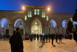 المئات يؤدون صلاة الفجر بالأقصى رغم قيود الاحتلال