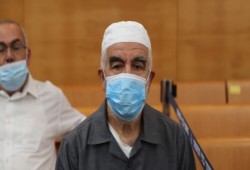 محامو الشيخ رائد صلاح يُعربون عن تخوفهم "العميق" على صحته