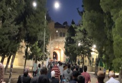 رغم قيود الاحتلال.. الآلاف يؤدون صلاة الفجر بالأقصى