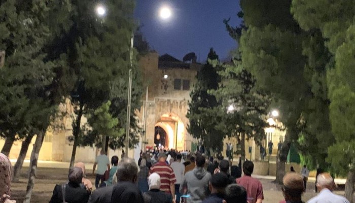 رغم قيود الاحتلال.. الآلاف يؤدون صلاة الفجر بالأقصى