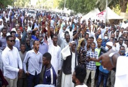 تفريق متظاهرين يطالبون برحيل حمدوك
