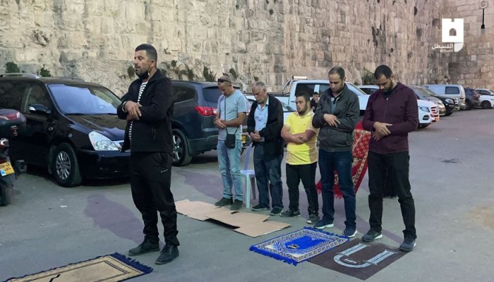 مواطنون يؤدّون صلاة المغرب قرب المقبرة اليوسفية