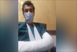طبيب يتعرض للسحل والضرب المبرح من أقارب مريضة في سوهاج