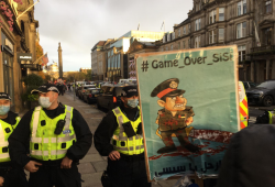 تظاهرة أمام مقر إقامة السيسي بإسكتلندا رفضا لحضوره قمة المناخ