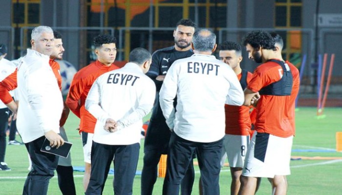 منتخب مصر بالأبيض أمام أنجولا