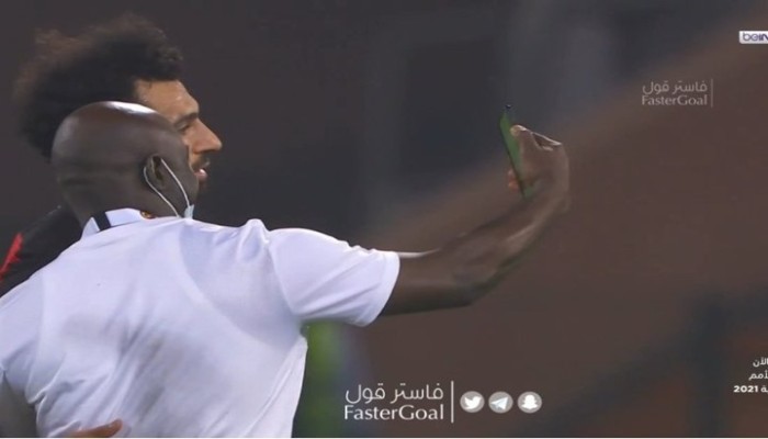 مدرب نيجيريا هزم مصر والتقط سيلفي مع "صلاح"