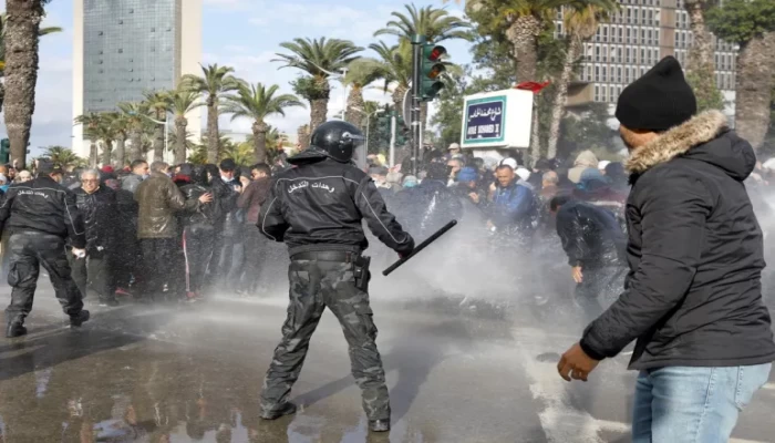 تونس.. الأمن يقمع مظاهرات مناهضة لقيس سعيد في ذكرى الثورة ويعتقل محتجين