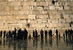الاحتلال يصادق على خطة لتشجيع اقتحام اليهود لحائط البراق