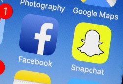 أم تقاضي "وسائل تواصل اجتماعي" تسببت بانتحار ابنتها