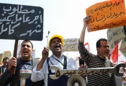 بذكرى الثورة.. عودة الاحتجاجات العمالية والفئوية وشعارات 25 يناير