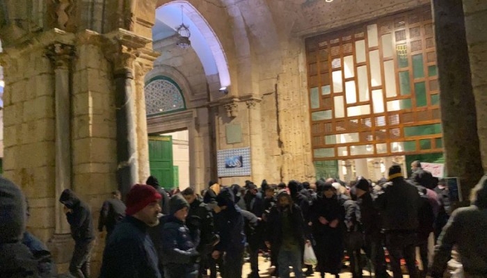 الآلاف يؤدون صلاة الفجر في الأقصى