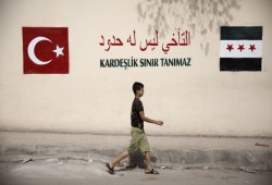 السلطات التركية ترحل عشرات اللاجئين السوريين