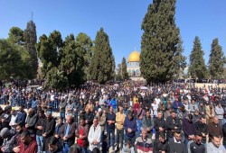 65 ألفًا يؤدون الجمعة في الأقصى