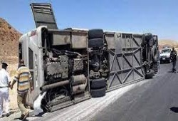 إصابة 4 أشخاص إثر حادث انقلاب أتوبيس بالطريق الصحراوى الشرقى