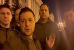 ردا على إشاعات فراره.. الرئيس الأوكراني يظهر في مقطع فيديو وسط العاصمة كييف