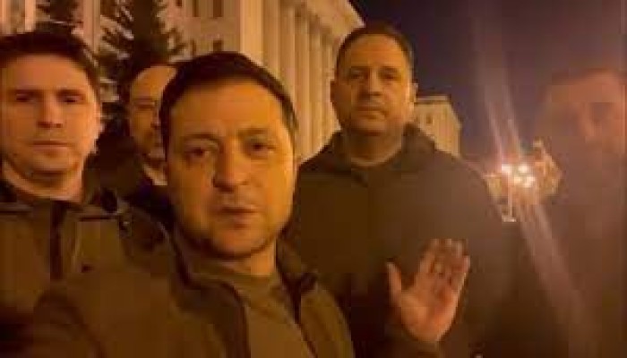 ردا على إشاعات فراره.. الرئيس الأوكراني يظهر في مقطع فيديو وسط العاصمة كييف