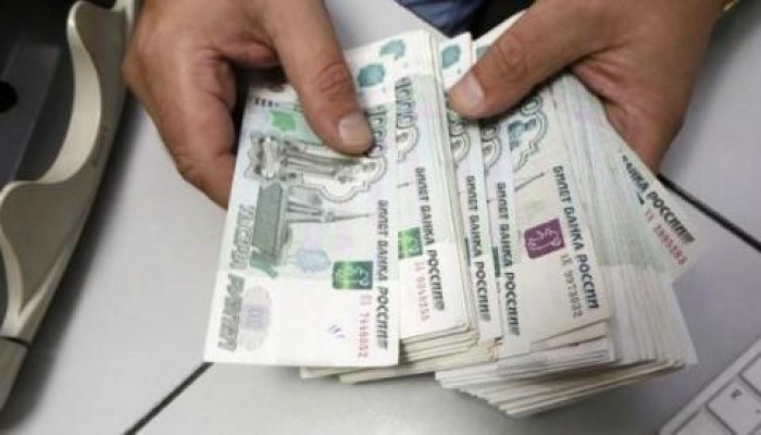 الروبل الروسي ينخفض بنحو 40% بعد العقوبات الأخيرة