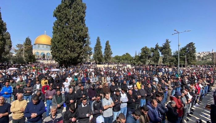 50 ألفًا يؤدون الجمعة في "الأقصى"